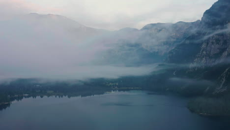 Niebla-Ligera-Que-Cubre-El-Lago-Bohinj-Al-Amanecer-En-Eslovenia