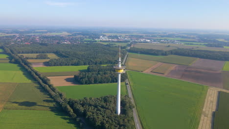 Vista-Aérea-De-Fernmeldeturm-Plettenberg,-Una-Torre-De-Telecomunicaciones-En-Dotternhausen,-Alemania