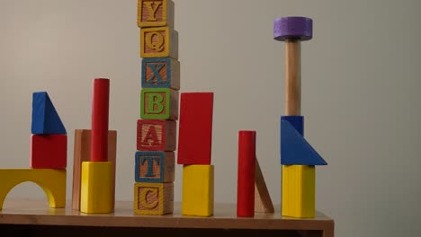 Holzspielzeugblöcke-Im-Turm,-Bereit-Zum-Spielen-Mit-Würfeln-Und-Holzstücken