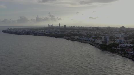 Famous-Malecon-of-Santo-Domingo-and-skyline-on-cloudy-day,-in-Dominican-Republic