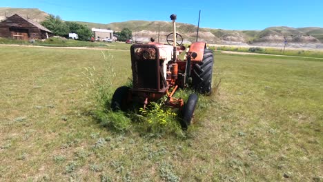 Viejo-Tractor-Agrícola-Roto-De-óxido-Rojo-Abandonado-En-Un-Campo-Cerca-De-Alberta-Canadá