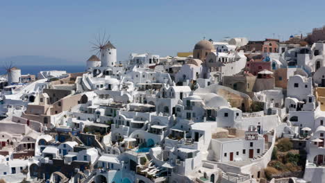 Beautiful-Townscape-Of-Whitewashed-House-Structure-At-Oia-Village,-Santorini,-Greece