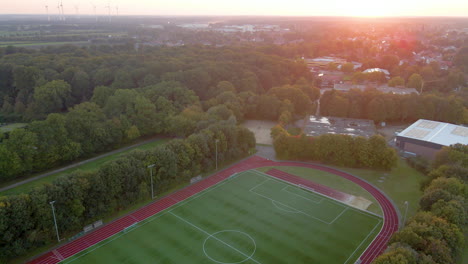 Fußballfeld-Und-üppiger-Grüner-Wald-Bei-Sonnenuntergang-In-Sögel,-Niedersachsen,-Deutschland