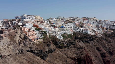 Berühmtes-Dorf-Oia-Mit-Weiß-Getünchten-Häusern-Auf-Den-Schroffen-Felsen-In-Santorini,-Griechenland