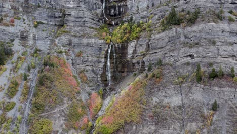 Bridal-Veil-Falls-Waterfall-Cascading-on-Mountain-Cliffs-in-Utah,-Aerial