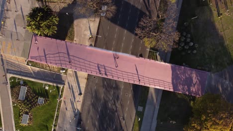 Luftbild-Von-Oben-Nach-Unten,-Das-Die-öffentliche-Überführung-Der-Fußgängerbrücke-über-Die-Stark-Befahrene-Autobahn-Zeigt