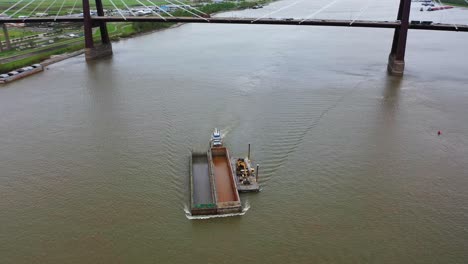 Barcazas-De-Trabajo-En-El-Ser-Empujado-Por-Un-Barco-De-Empuje-En-El-Río-Mississippi-En-Luisiana