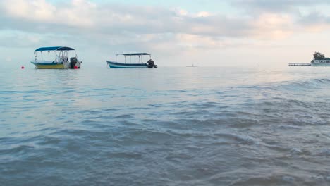 Statische-Aufnahmen-Von-Booten-Auf-Den-Wellen-Im-Türkisfarbenen-Meerwasser-An-Der-Karibischen-Küste
