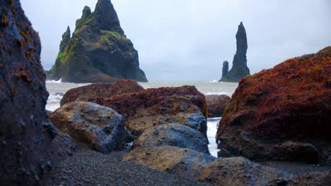 Formaciones-Rocosas-Y-Pilas-Marinas-De-Basalto-En-La-Playa-De-Reynisfjara-En-El-Sur-De-Islandia