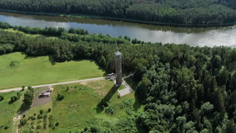 Torre-De-Observación-De-Birstonas-Cerca-Del-Río-Nemumas,-Vista-Aérea-De-La-órbita-De-Drones