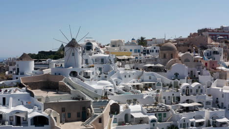 Famous-Windmill-Of-Oia-And-Typical-White-and-Blue-Painted-House-In-Santorini,-Greece