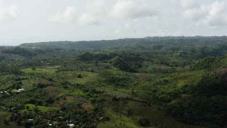Luftaufnahme-Des-Hügelgeländes-Rund-Um-Playa-Rincon-In-Der-Dominikanischen-Republik