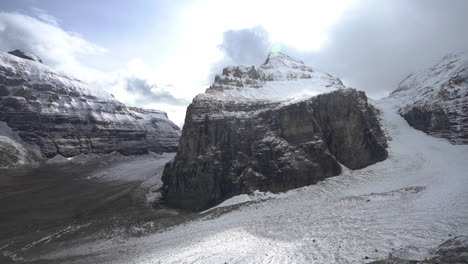 Llanura-De-Seis-Glaciares-Parque-Nacional-Banff,-Canadá,-Hielo-Y-Nieve-Entre-Colinas-Montañosas,-Inclinación-Hacia-Abajo,-Vista-Amplia,-Fotograma-Completo