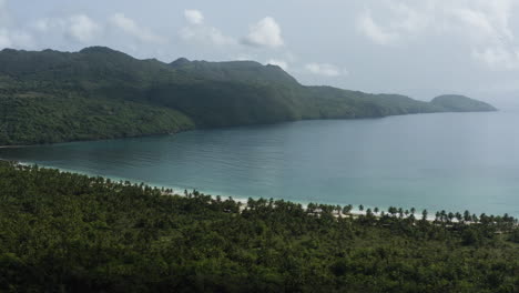 Maravilloso-Panorama-Tropical-De-La-Bahía-De-Rincón,-Península-De-Samana,-Playa-De-Rincón-En-República-Dominicana---Toma-Aérea-De-Drones