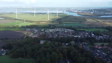 Cheshire-Ackerland-Landschaft-Windpark-Turbinen-Zur-Erzeugung-Erneuerbarer-Grüner-Energie-Luftbild-Heranzoomen