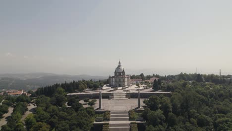 Panoramablick-Aus-Der-Luft-Auf-Das-Sameiro-Heiligtum-Auf-Dem-Hügel,-Braga,-Portugal