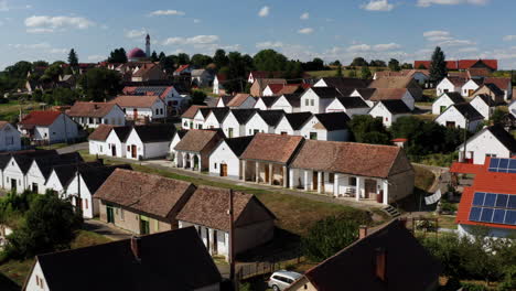 Luftaufnahme-Von-Palkonya-Pincesor,-Weinkeller-An-Einem-Sonnigen-Tag-Im-Dorf-Palkonya,-Ungarn