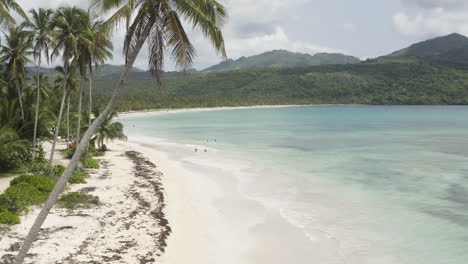 Tropischer-Strand-Mit-Weißem-Sand-Und-Türkisfarbenem-Wasser-An-Der-Playa-Rincon-In-Der-Dominikanischen-Republik---Drohnenaufnahme
