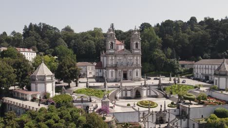 Jardines-Y-Fachada-Del-Santuario-Bom-Jesus-Do-Monte-En-Braga,-Portugal