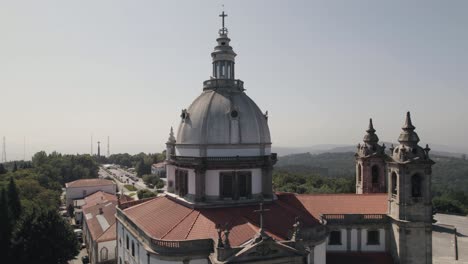 Cúpula-Y-Campanario-Del-Santuario-Histórico-Portugués-En-órbita-Aérea,-Sameiro---Braga