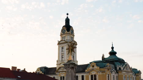 Schöne-Dachfassade-Und-Uhrturm-Des-Bezirksamtsgebäudes-In-Pecs,-Ungarn