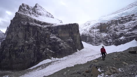 Einsame-Frau-Vor-Gletscher-In-Kalter-Berglandschaft