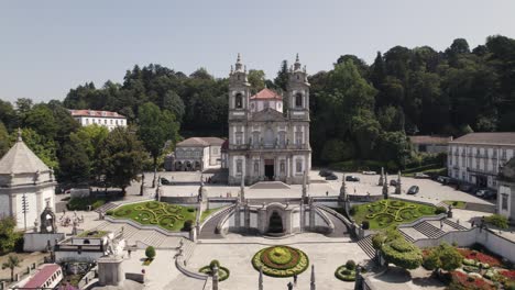 Luftrückzug-Enthüllen-Die-Majestätische-Kirche-Von-Bom-Jesus-Und-Die-Ikonische-Treppe-Mit-Gärten---Braga