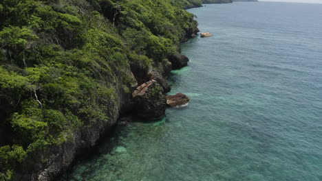 Kristallklares-Wasser-Bedeckt-Die-Riffe-Entlang-Der-Klippen-Von-Playa-Rincon-In-Der-Dominikanischen-Republik
