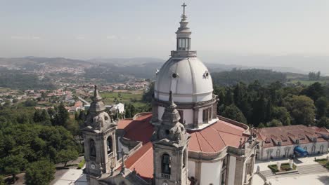 Kuppel-Des-Heiligtums-Unserer-Lieben-Frau-Von-Sameiro-In-Braga-Und-Landschaft-Im-Hintergrund,-Portugal