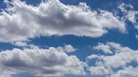 Lapso-De-Tiempo-De-Nubes-En-Movimiento-Con-Un-Cielo-Azul-En-Un-Día-De-Verano