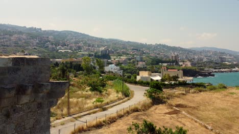 Panorama-De-La-Ciudad-De-Fidar-En-El-Distrito-De-Byblos,-Líbano-Desde-El-Punto-De-Vista-De-La-Fortaleza-Cruzada-De-Fidar