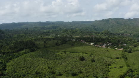 Weite-Landschaft-Mit-Grüner-Wiese-In-Der-Nähe-Des-Dorfes-In-Playa-Rincon,-Dominikanische-Republik
