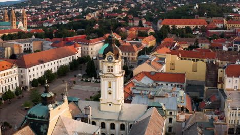 Vista-Panorámica-De-La-Plaza-Szechenyi-Rodeada-De-Edificios-Medievales-En-Pecs,-Hungría