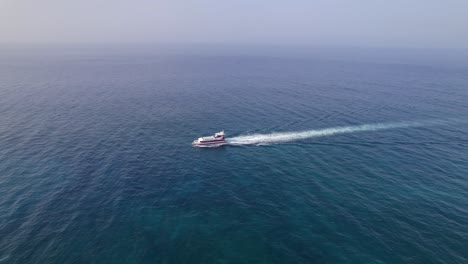 Vista-Aérea-Del-Ferry-En-Aguas-Azules-Del-Océano-Atlántico-Navegando-Entre-Las-Islas-Canarias,-España
