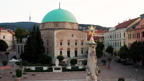 Exterior-De-La-Mezquita-Pasha-Qasim-En-Pecs,-Hungría---Retroceso-Aéreo