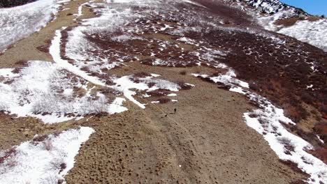 Fantastische-Orbit-drohnenaufnahmen-In-Den-Schneebedeckten-Bergen-Von-Utah