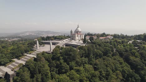 Santuario-De-Sameiro-En-La-Cima-De-Una-Colina-Rodeado-De-Frondosos-Bosques,-Braga,-Portugal