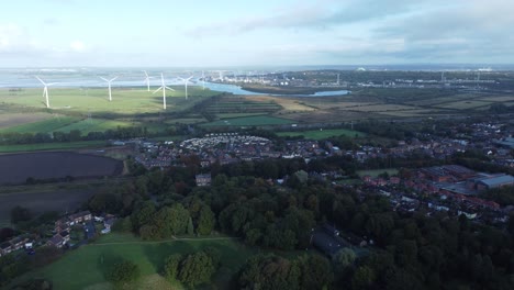 Cheshire-Ackerland-Landschaft-Windpark-Turbinen-Zur-Erzeugung-Erneuerbarer-Grüner-Energie-Luftbild-Pfanne-Links