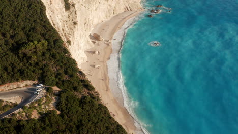 Blasse-Klippen-Mit-üppiger-Vegetation-Am-Strand-Von-Porto-Katsiki-Im-Sommer-Auf-Der-Insel-Lefkada,-Griechenland