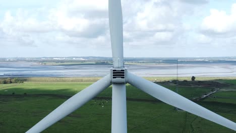 Alternative-Grüne-Energie-Windparkturbinen,-Die-Sich-In-Frodsham-Cheshire-Fields-Drehen,-Luftaufnahme,-Nahaufnahme,-Herauszoomen