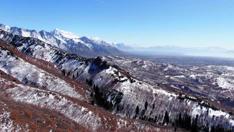 Erstaunliche-Drohnenaufnahmen-Von-Utah-bergen-Und-Herbstfarben,-Die-Mit-Schnee-Bedeckt-Sind