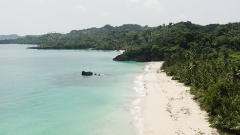 Berühmter-Strand-Von-Playa-Rincon-Mit-Weißem-Sand-Und-Ruhigem-Wasser-An-Der-Nordküste-Der-Dominikanischen-Republik