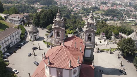 Schöne-Luftdraufsicht-über-Bom-Jesus-Kirche-Und-Treppen-Mit-Braga-Stadt-Als-Hintergrund