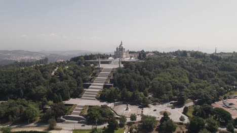 Luftbild-Panoramablick-Heiligtum-Unserer-Lieben-Frau-Sameiro-In-Naturlandschaft,-Nordportugal