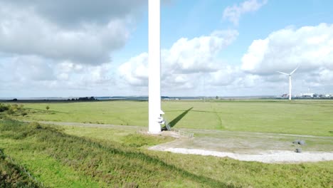 Luftbild-Herumfliegen-Windkraftanlagen-Für-Windkraftanlagen-Für-Erneuerbare-Energien,-Die-Sich-Auf-Der-Britischen-Landschaft-Drehen-Niedrig-Bis-Hoch-Aufsteigend