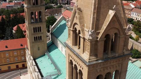 Exterior-Neorrománico-De-La-Catedral-De-Pécs-En-La-Ciudad-De-Pécs,-Hungría---Toma-Aérea-De-Drones