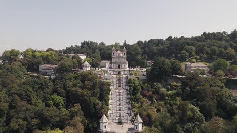 Wunderschöne-Barocke-Treppe-Zum-Heiligtum-Von-Bom-Jesus-Do-Monte,-Braga