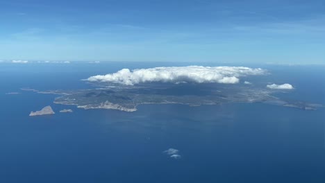 Insel-Ibiza-Aus-Einem-Cockpitflugzeug-Im-Anflug-Tagsüber-Wolkenverhangen