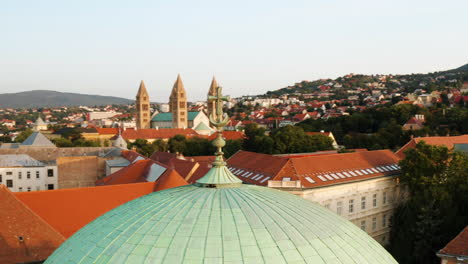 Kreuz-Und-Halbmond-Oben-Auf-Der-Grünen-Kuppel-Der-Moschee-Von-Pascha-Qasim-Mit-Blick-Auf-Die-Kathedrale-Von-Pecs-Im-Hintergrund-In-Ungarn