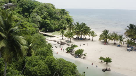 Playa-Idílica-Con-Turistas-Disfrutando-Durante-Las-Vacaciones-De-Verano-En-Playa-Rincón,-República-Dominicana---Toma-Aérea-De-Drones
